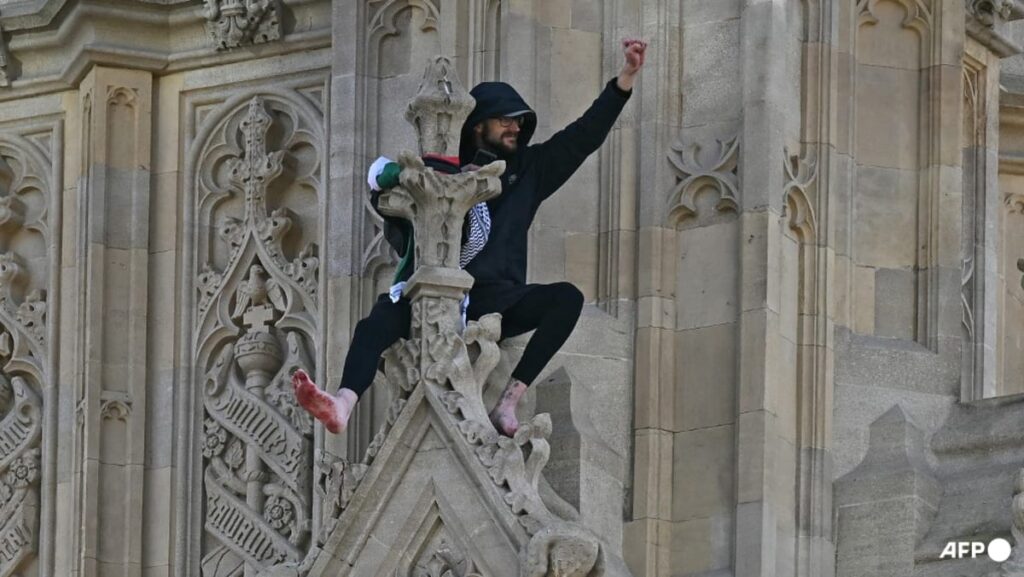 Man with Palestinian flag arrested after scaling London’s Big Ben