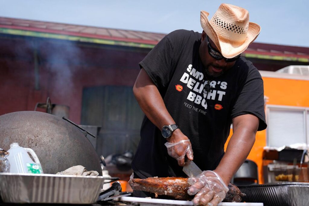 Foodees Festival kicks off with large crowds enjoying tasty foods and shopping