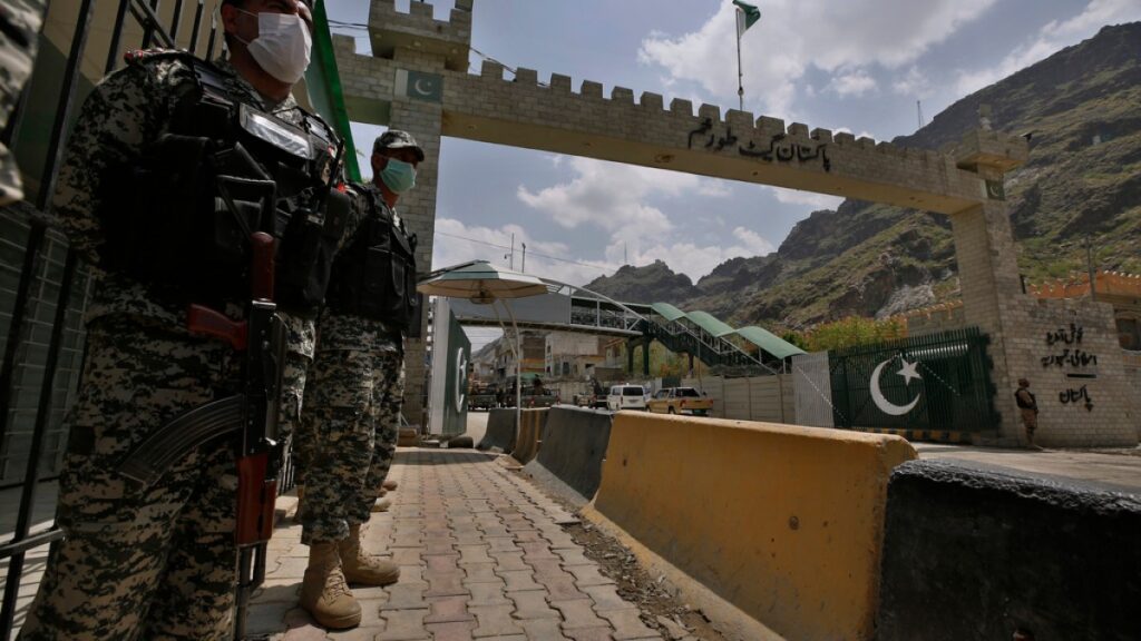 Pakistani and Afghan forces clash at vital border crossing | Conflict News