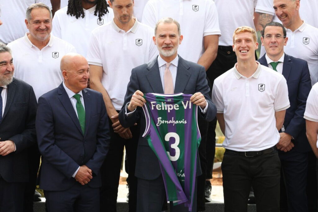 King receives basketball champs « Euro Weekly News