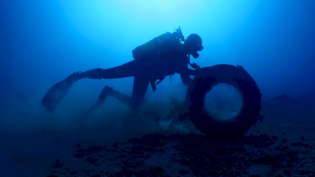 Rubbish clear up off Benidorm coast sees divers remove 300 kilo trawler net and tyres from seabed