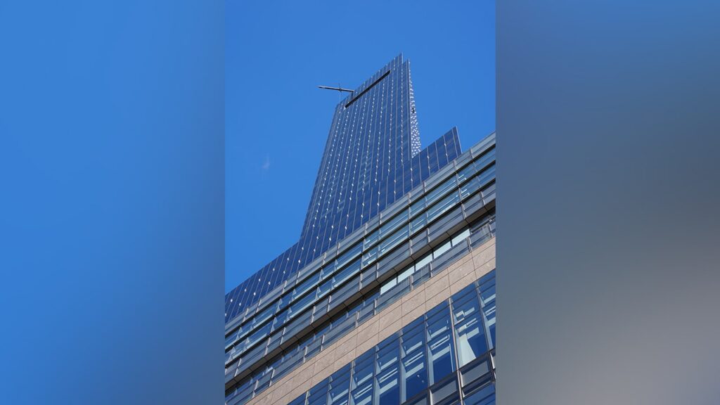 Two NYC window washers go for wild ride 78 stories up before being pulled to safety