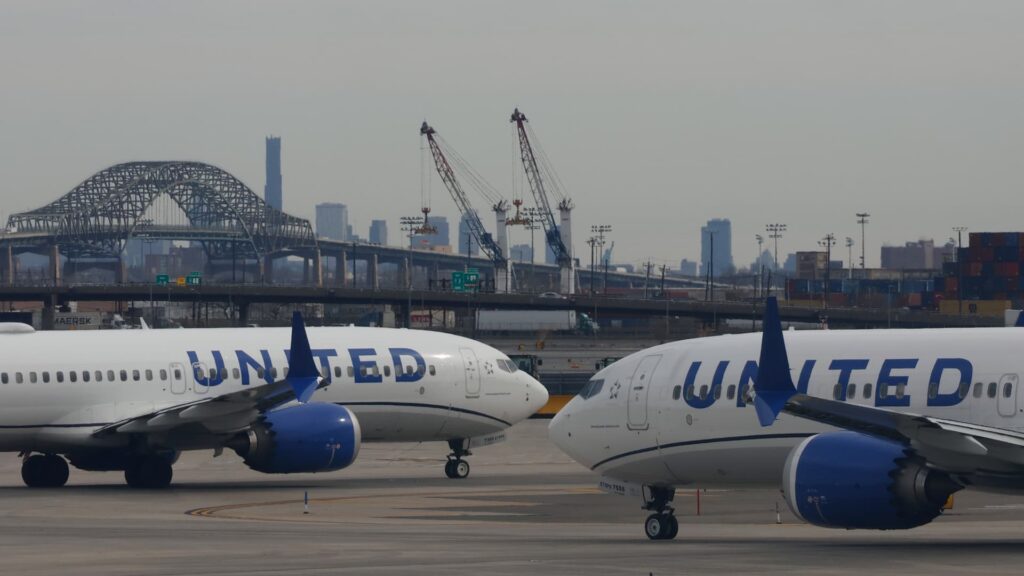 United cuts Newark schedule after hundreds of flight disruptions