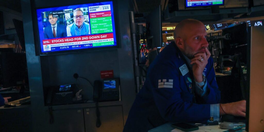 Bond Market Signaling Stagflation May Be in Sight, Apollo Economist Says