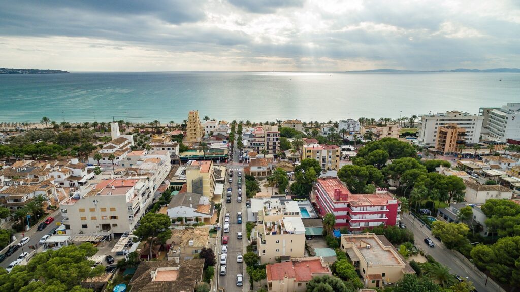 British female tourists ‘drunkenly ridicule and attack Polish woman at a Mallorca beach’