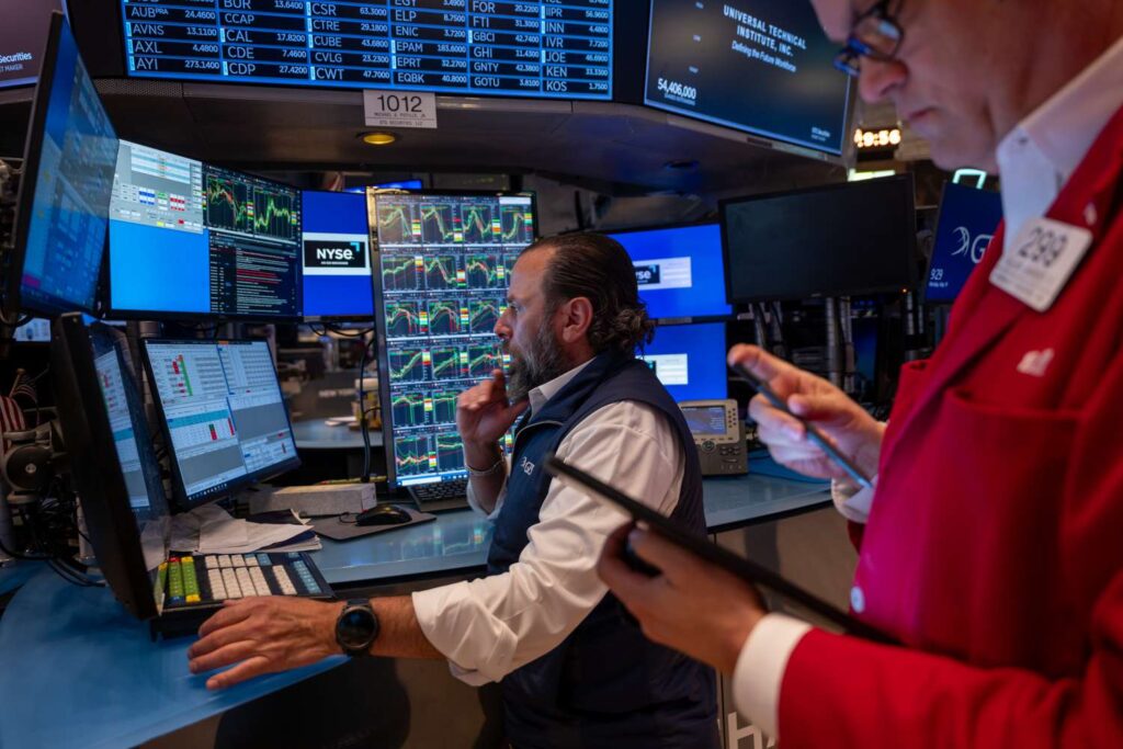 Stocks Fall as Latest Trump Tariff Threats Revive Trade Concerns; Major Indexes Post Losses for the Week