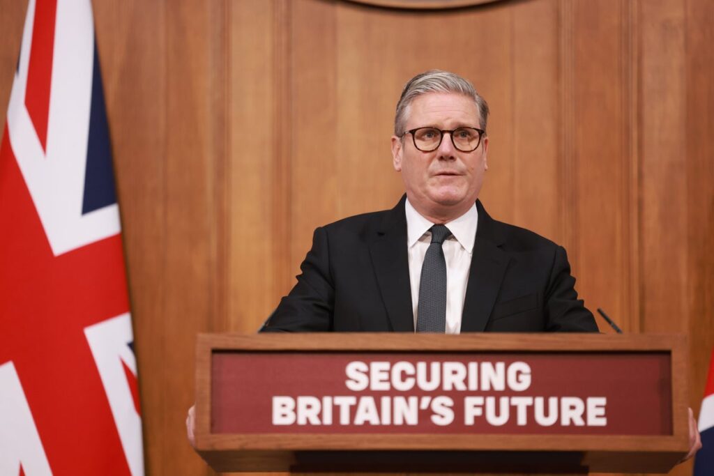 UK politics live: Net migration to UK plummets by more than 400,000 in a year in boost to Starmer