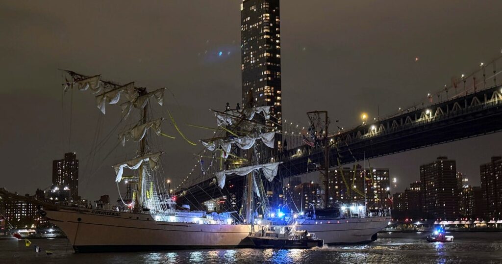 Brooklyn Bridge struck by Mexican navy training ship, 2 dead, NYC mayor says