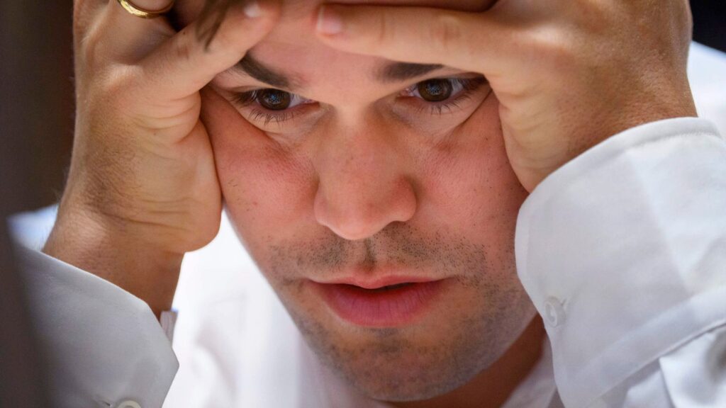 Chess grandmaster playing match against 140,000 people reveals expected result | Offbeat News