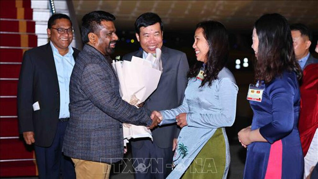 Sri Lanka President arrives in Vietnam capital on state visit