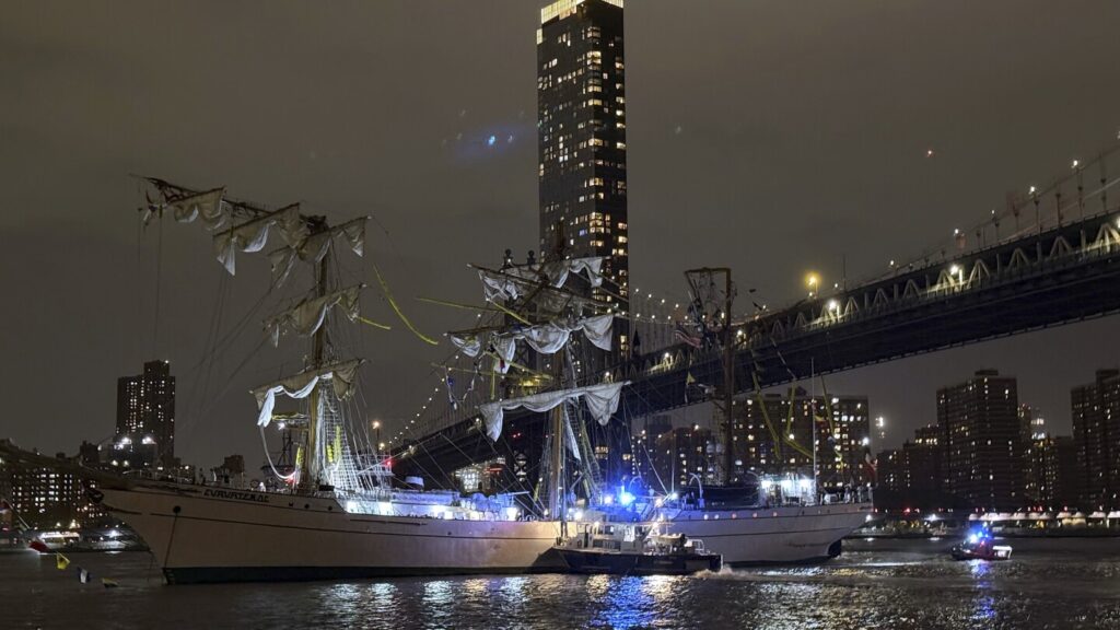 Mexican navy training vessel hits New York’s Brooklyn Bridge