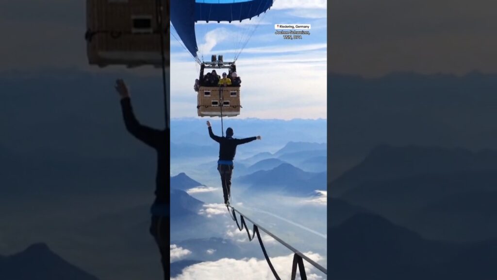 German slackliners set new world record balancing between two hot air balloons #shorts