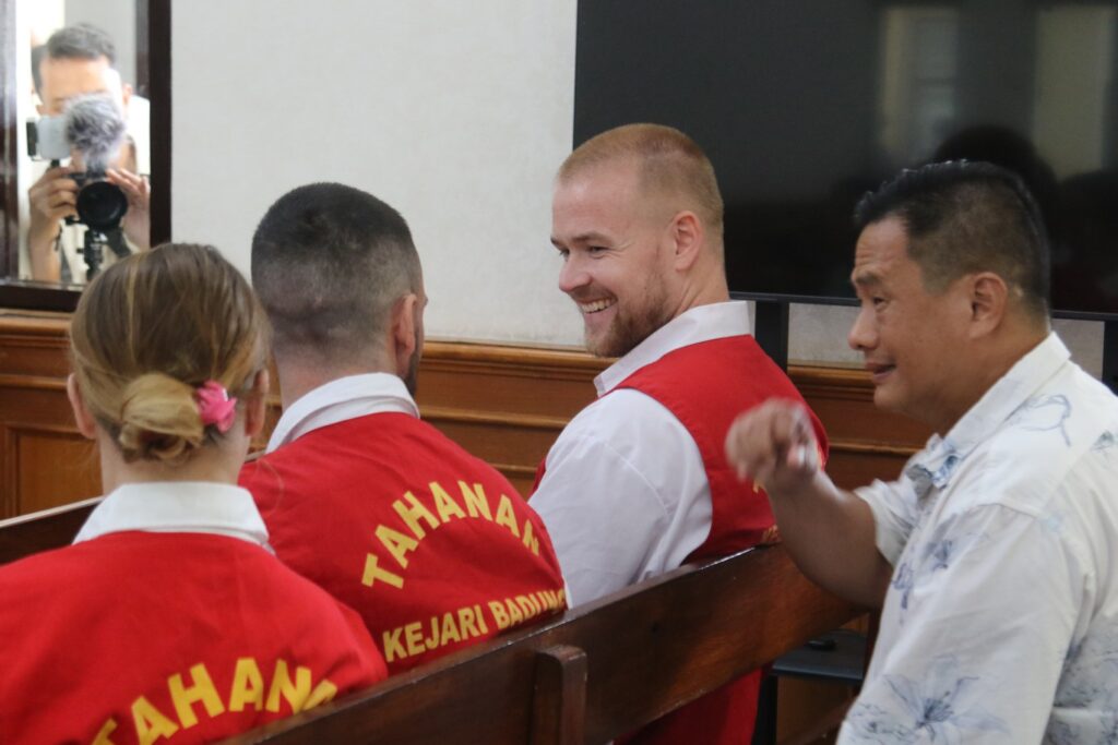 Brit among three facing death penalty in £300k Bali coke smuggling plot is all smiles after foul-mouthed court rant