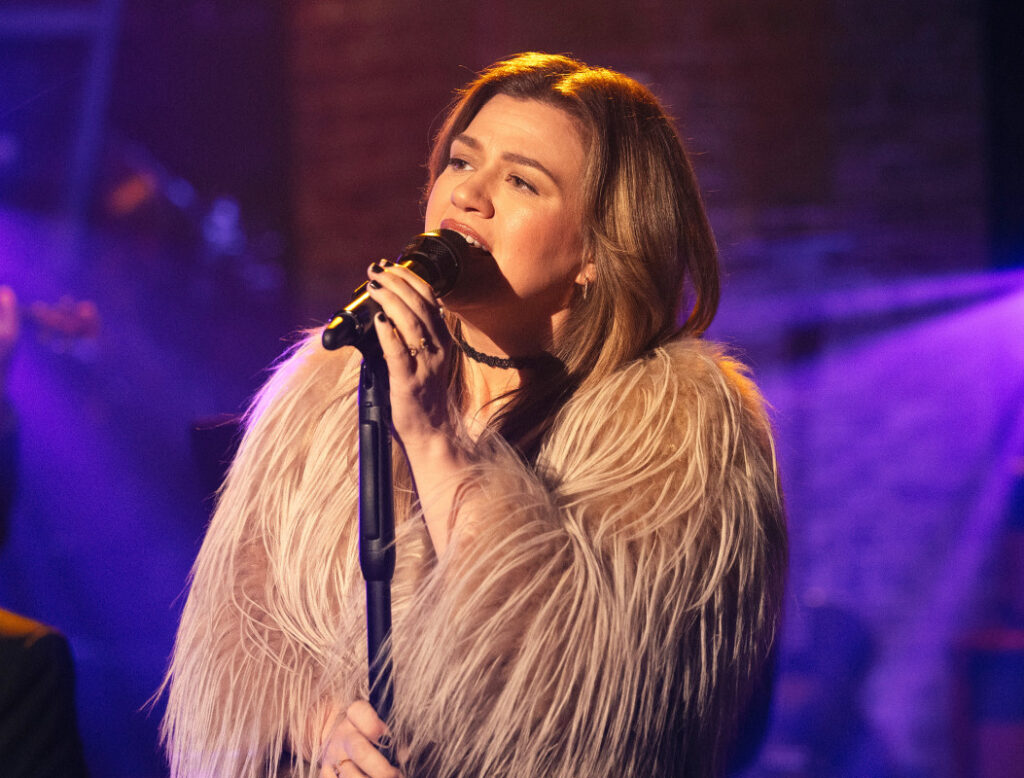 Kelly Clarkson Fans ‘Truly Obsessed’ as She Covers Unexpected ‘90s Song
