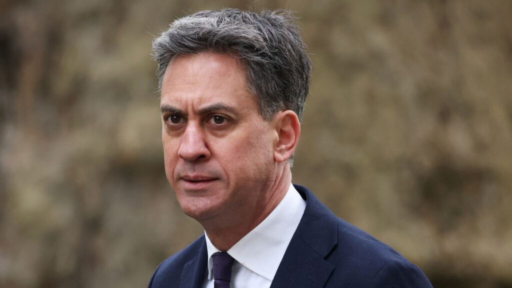 Miliband eyes refinery support after Lindsey collapse | Money News