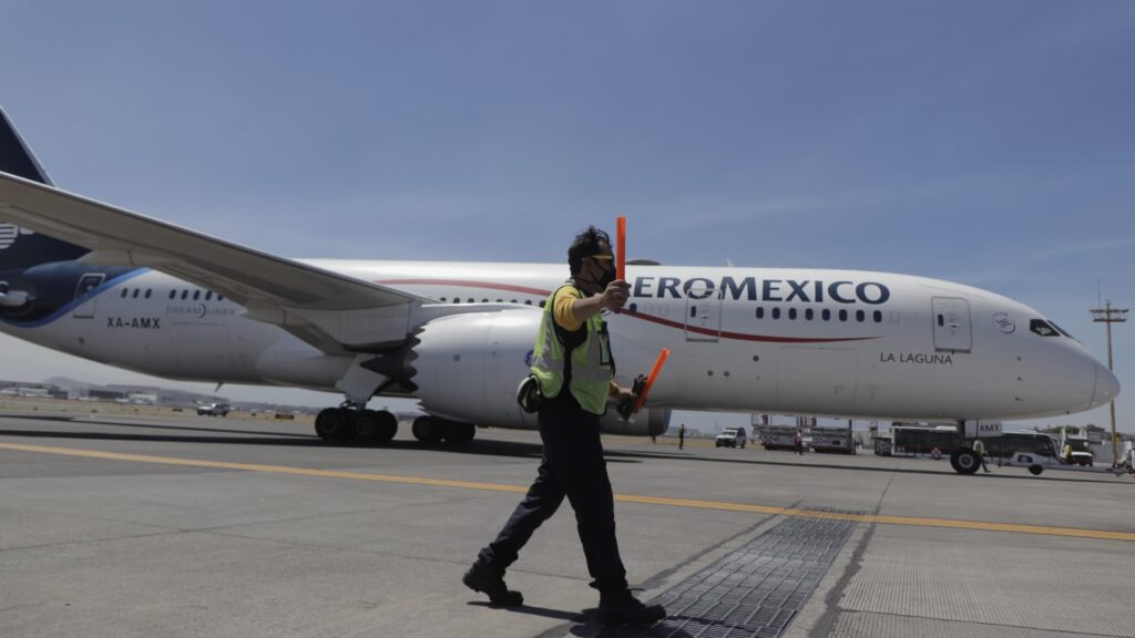 U.S. threatens Mexican airline flights over cargo, competition issues
