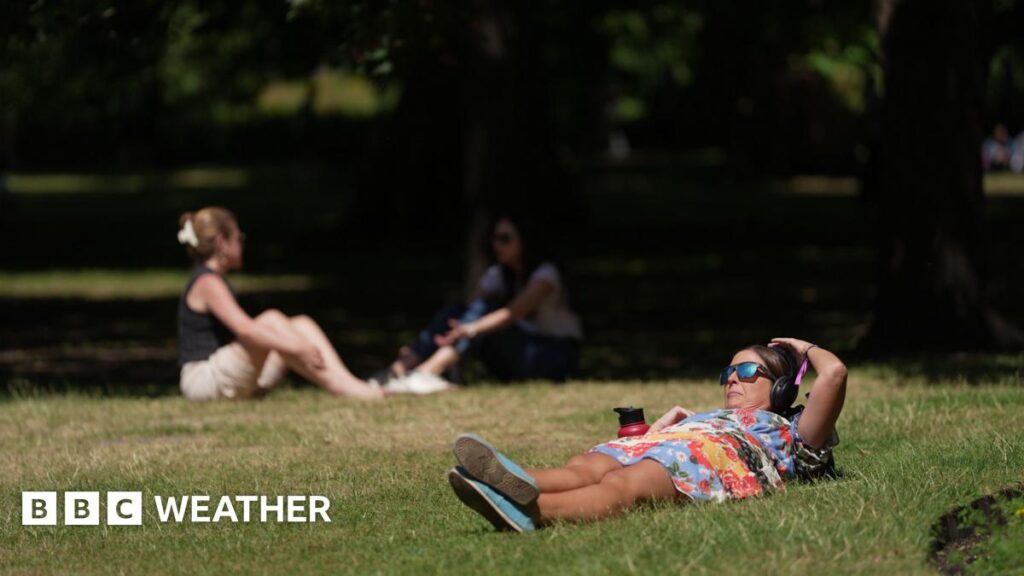 UK weather: Heatwave to peak this weekend as temperatures soar to 34C