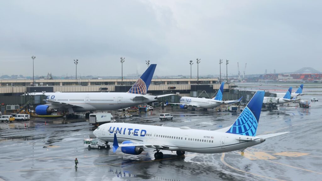 U.S. proposes to extend Newark airport flight cuts through October 2026