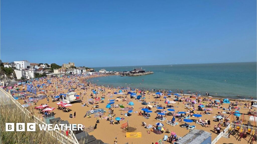 UK weather: Amber health alerts as heatwave temperatures set to hit 34C