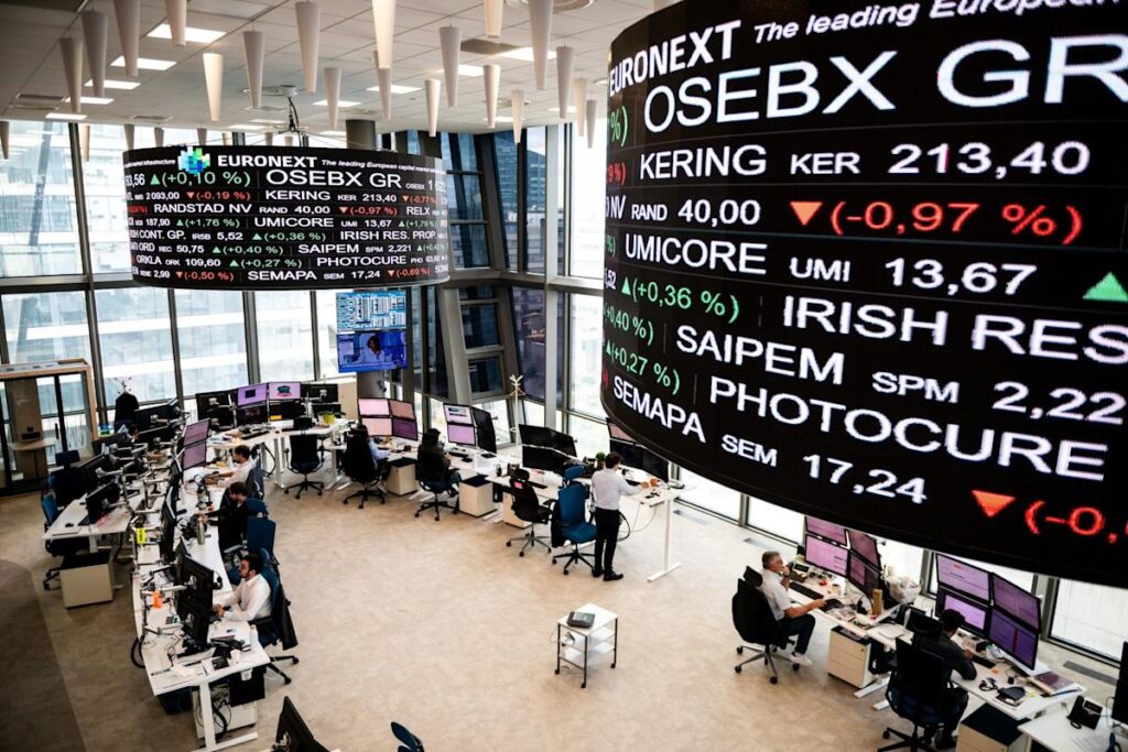 French Stocks, Bonds Sink for Second Day as Political Woes Mount