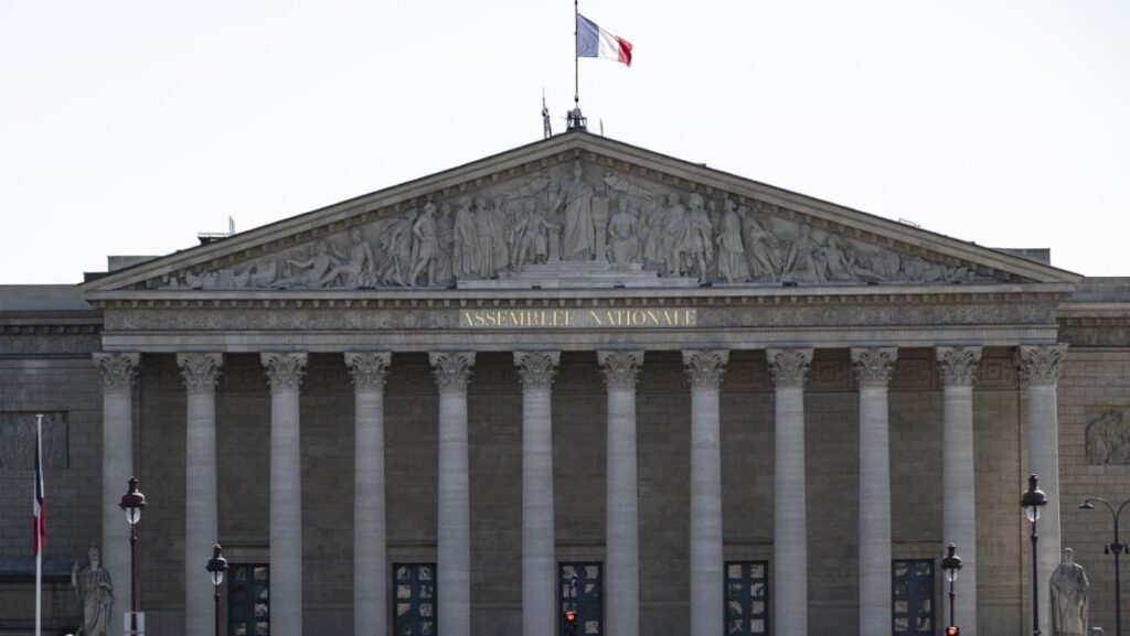 Fears of new political crisis grip France