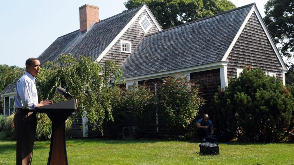 Don’t buy rumor Obamas sold Martha’s Vineyard house to former Epstein client Les Wexner