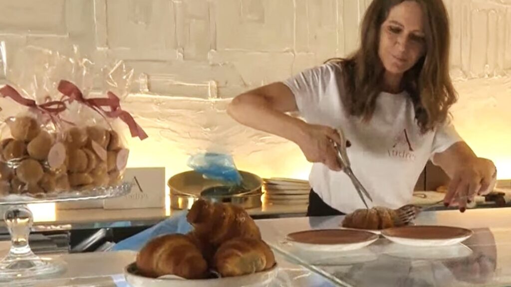 Fancy coffee shop swamped with protests after fed-up customer reveals she was charged for having croissant cut in half