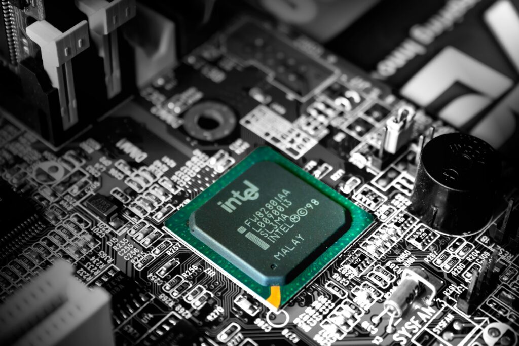 Fitch Cuts Intel’s Credit Rating Amid Tepid Demand and Intensifying Competition