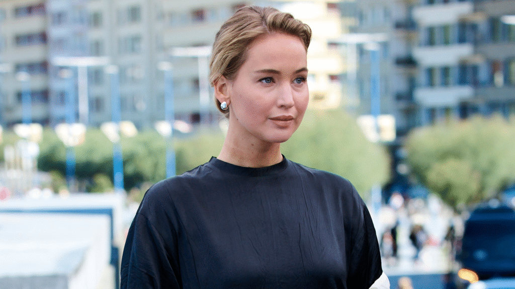 Jennifer Lawrence Pulls Off a Caped T-Shirt and Trousers at a Film Festival in SpainJennifer Lawrence’s Caped T-Shirt Gives Phoebe Philo a Film Festival Close-UpJennifer Lawrence’s Caped T-Shirt From Phoebe Philo Is Surprisingly Casual for a Film Festival