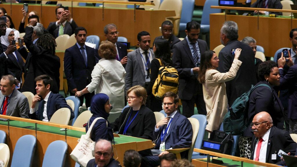 Netanyahu faces walkout at UN after Abbas receives applause
