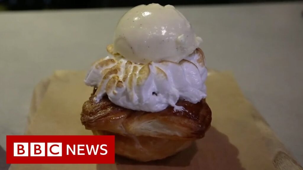 Ukrainian bakery creates cake in honour of UK’s Boris Johnson – BBC News