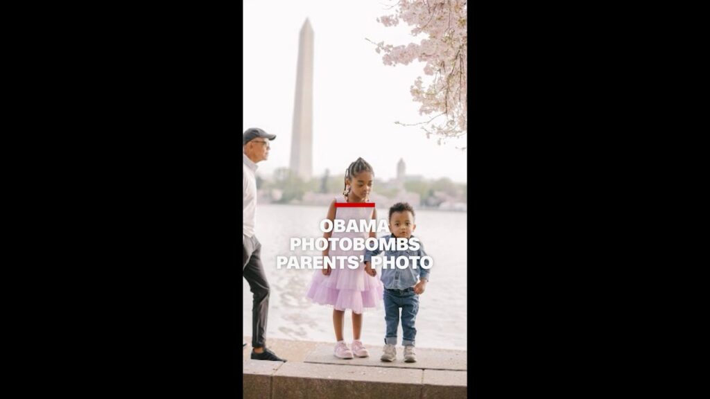Obama photobombs parents’ photo
