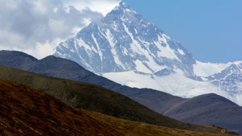 Hundreds of trekkers rescued after blizzard on Tibetan side of Mount Everest