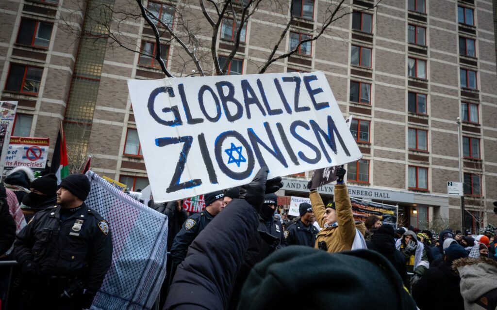 How many American Jews are anti-Zionists?