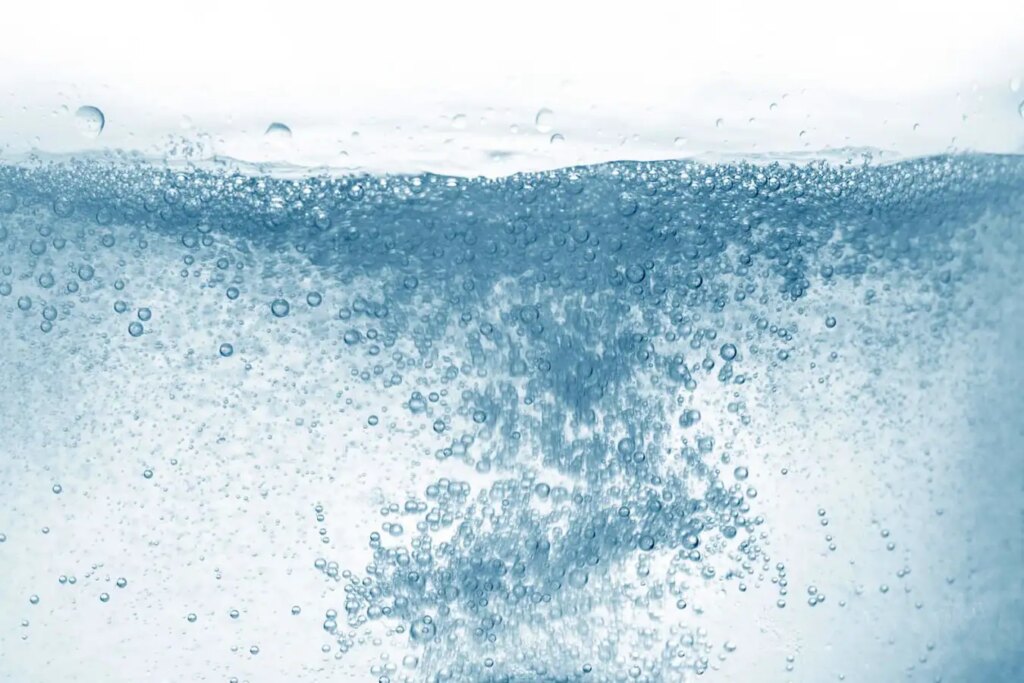 Hand-powered device disinfects drinking water with nanoparticles