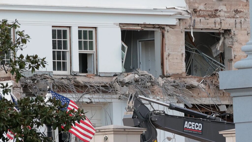 Trump starts DEMOLISHING White House East Wing to build new 0 million ballroom