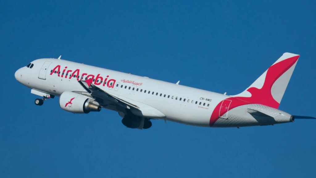 Budget airliner almost dives into SEA skimming just 200ft above the water in horror take off from holiday airport